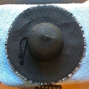 Black straw hat with cute fringe. No label.  Fits a circumference of approx 21in